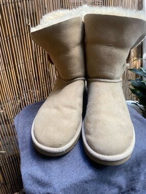 Woman UGG Suede Boots Size 8